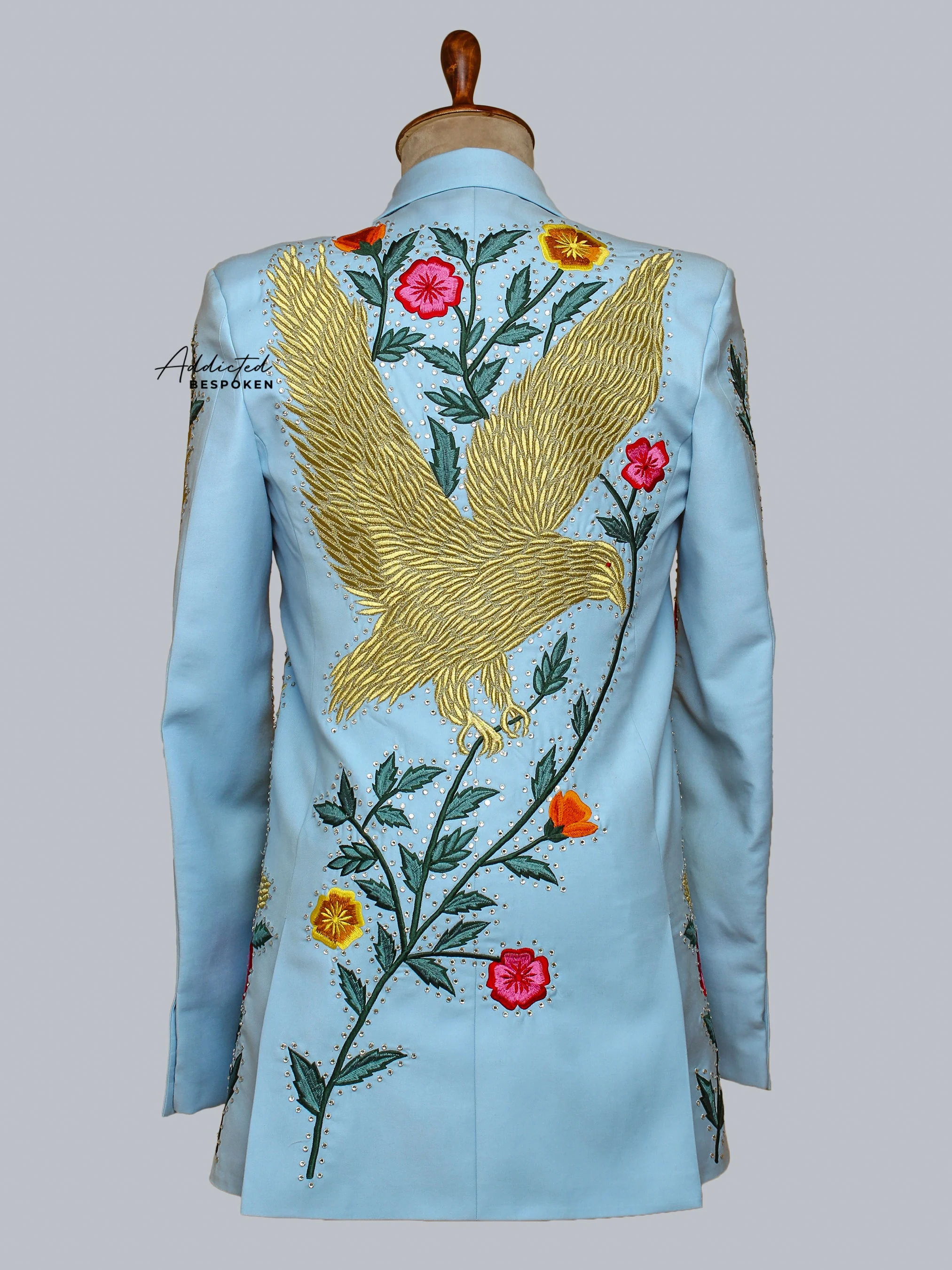 Eagle-Themed Stylish Attire - Image 4