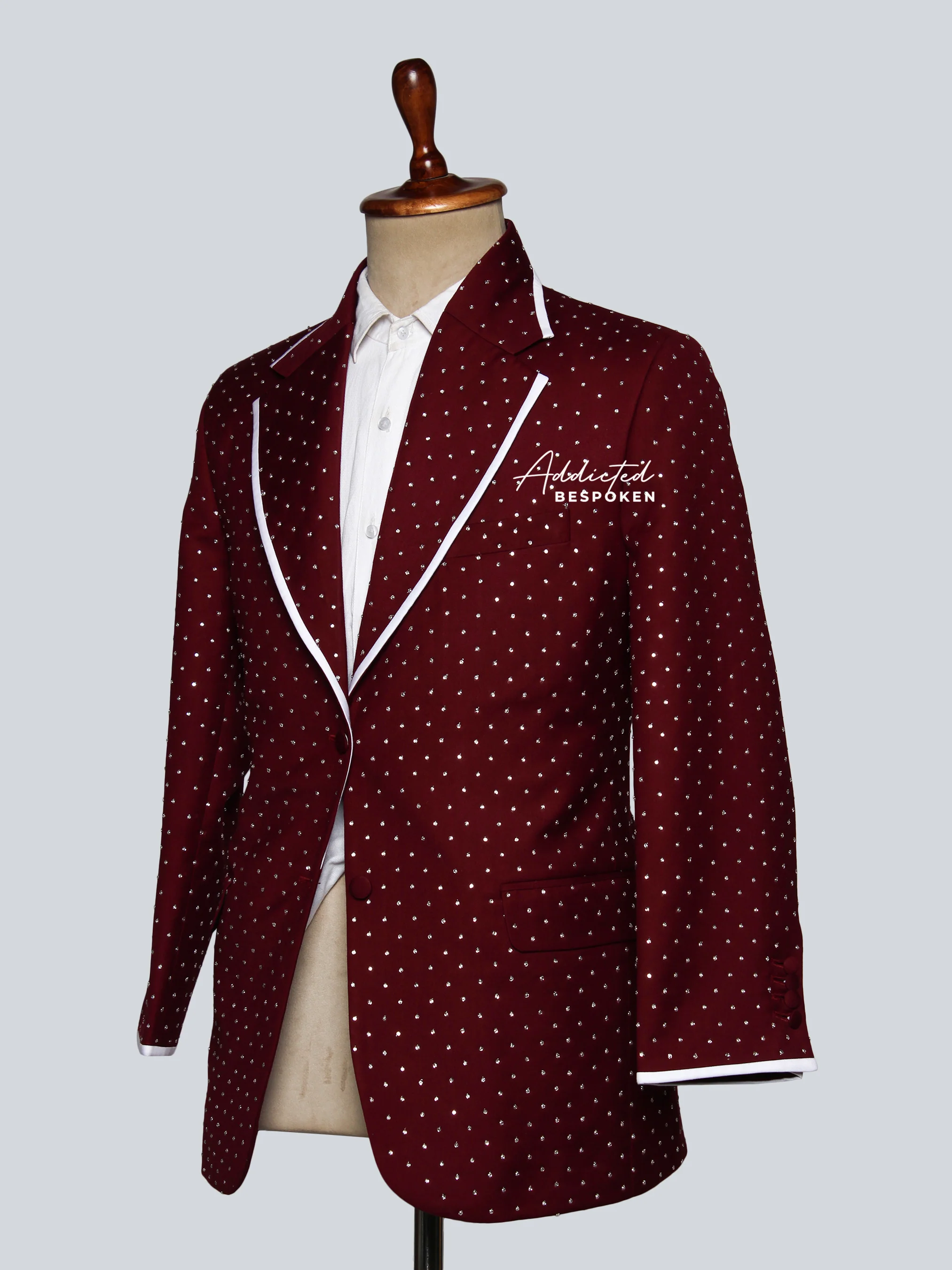 Stylish Blazer with Sharp Contrast Accents - Image 4