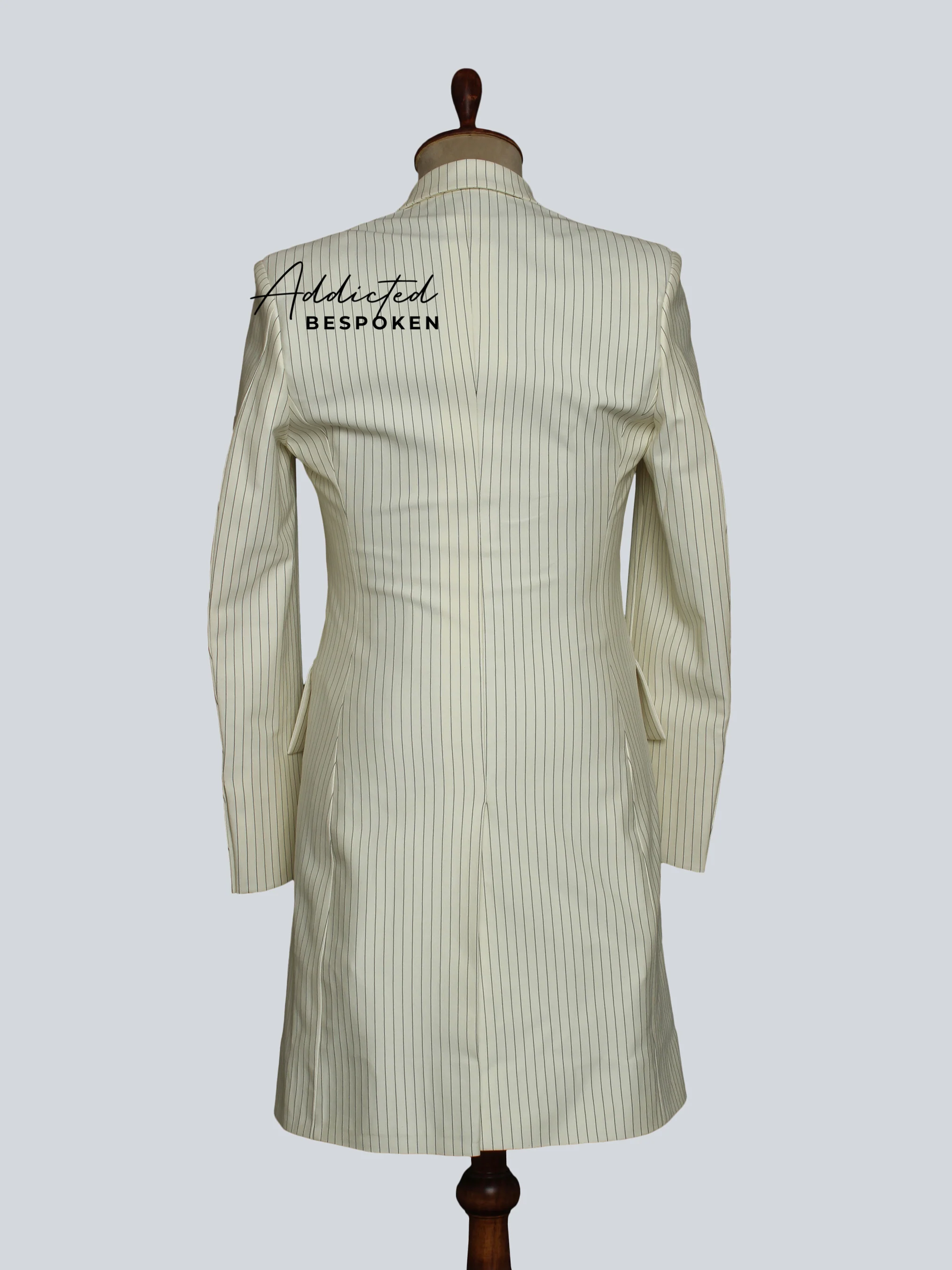 Timeless Vintage Tailored Suit - Image 5