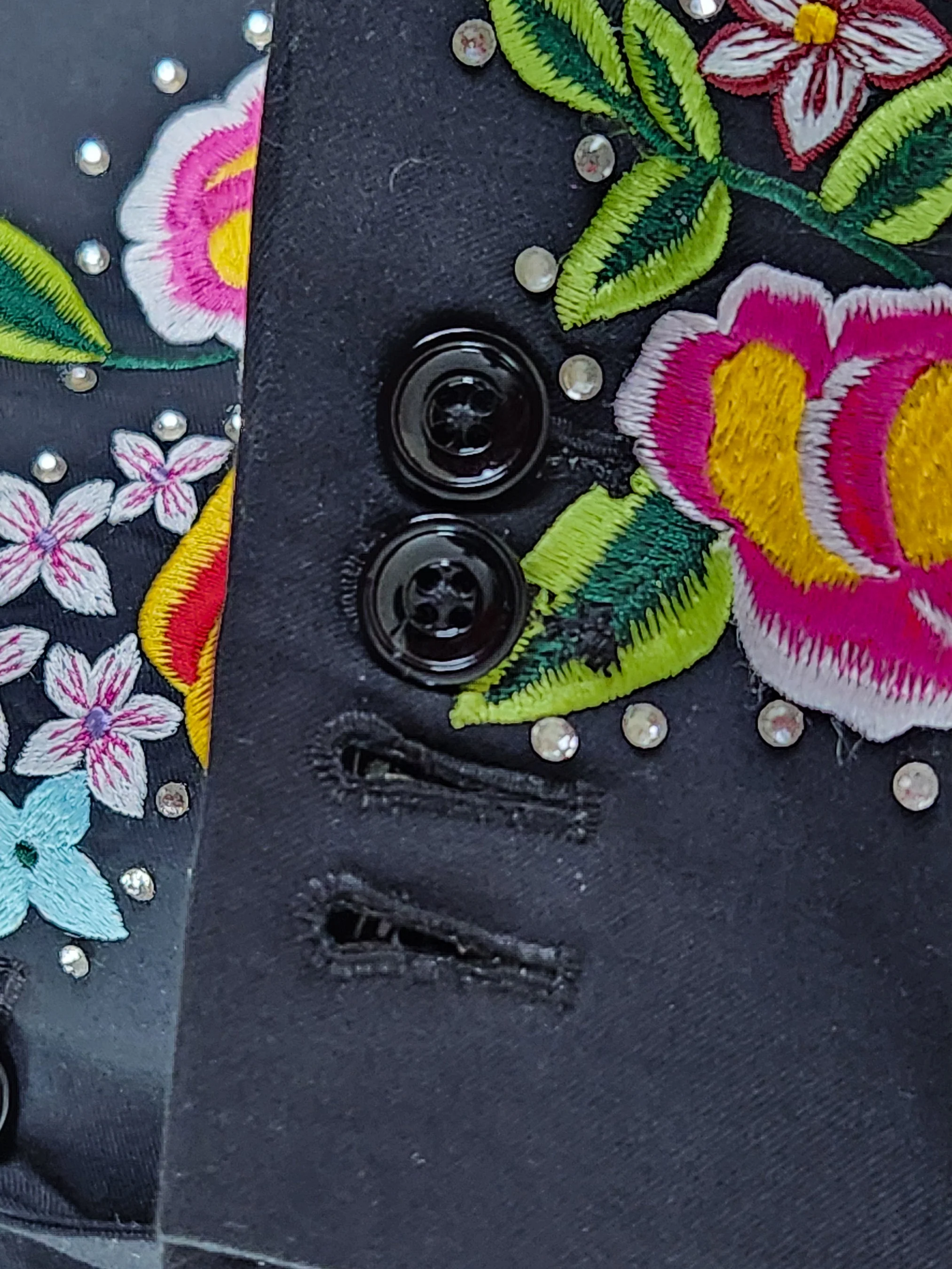 Vibrant Flora & Fauna Embroidered Suit - Image 9
